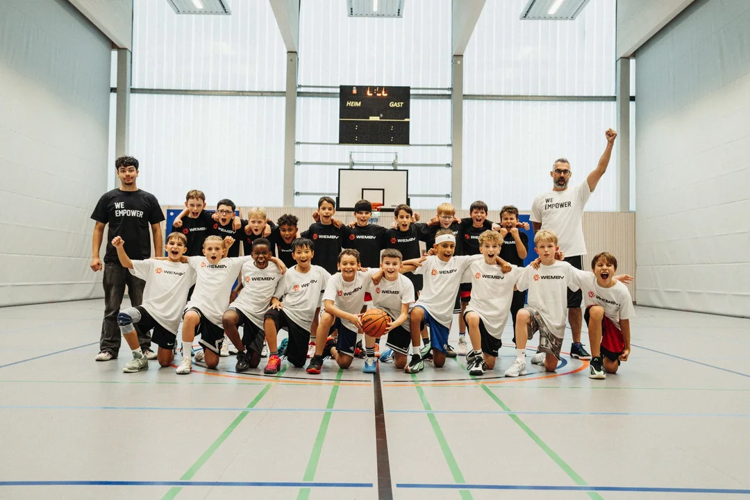 Teamfoto aller Kinder und Trainer beim WEMBY Camp in Hanau