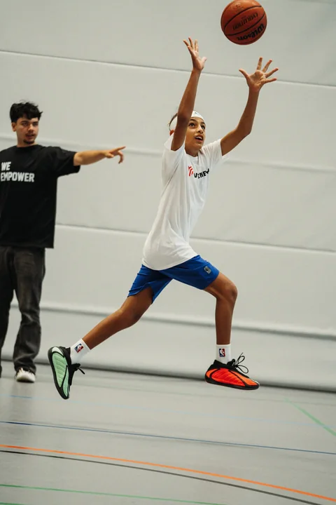 Junge springt hoch zum Ball