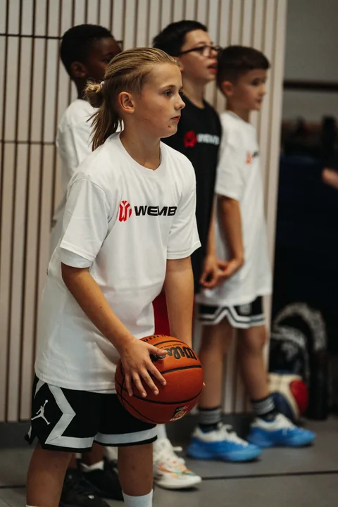 Mädchen mit Basketball in der Hand