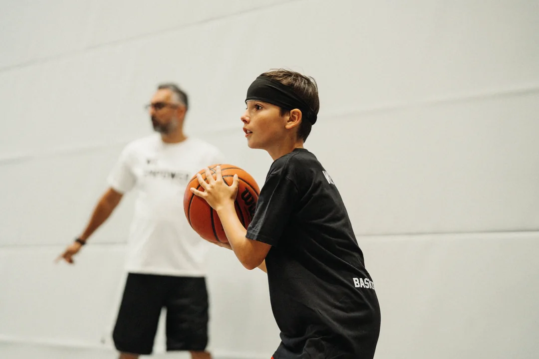 Trainer übt mit einem Spieler